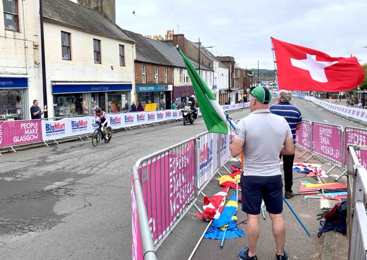 2023年世界大会のタイムトライアルの時の様子。登場選手ごとに国旗を変え、連日応援する地元のおじさんを発見。微笑ましい。