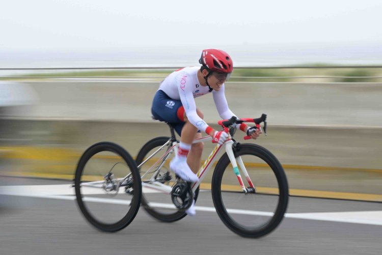 三輪自転車とパラサイクリングの福井万葉選手。