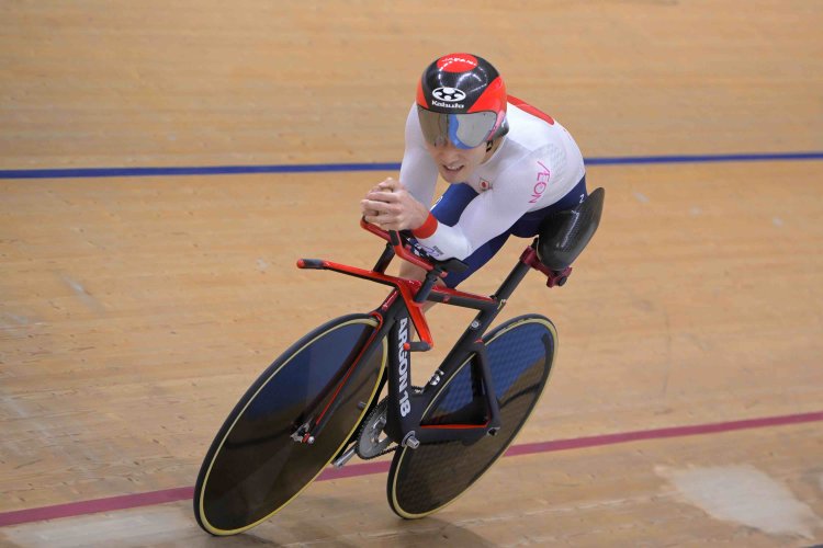 二輪自転車とパラサイクリングの川本翔大選手。