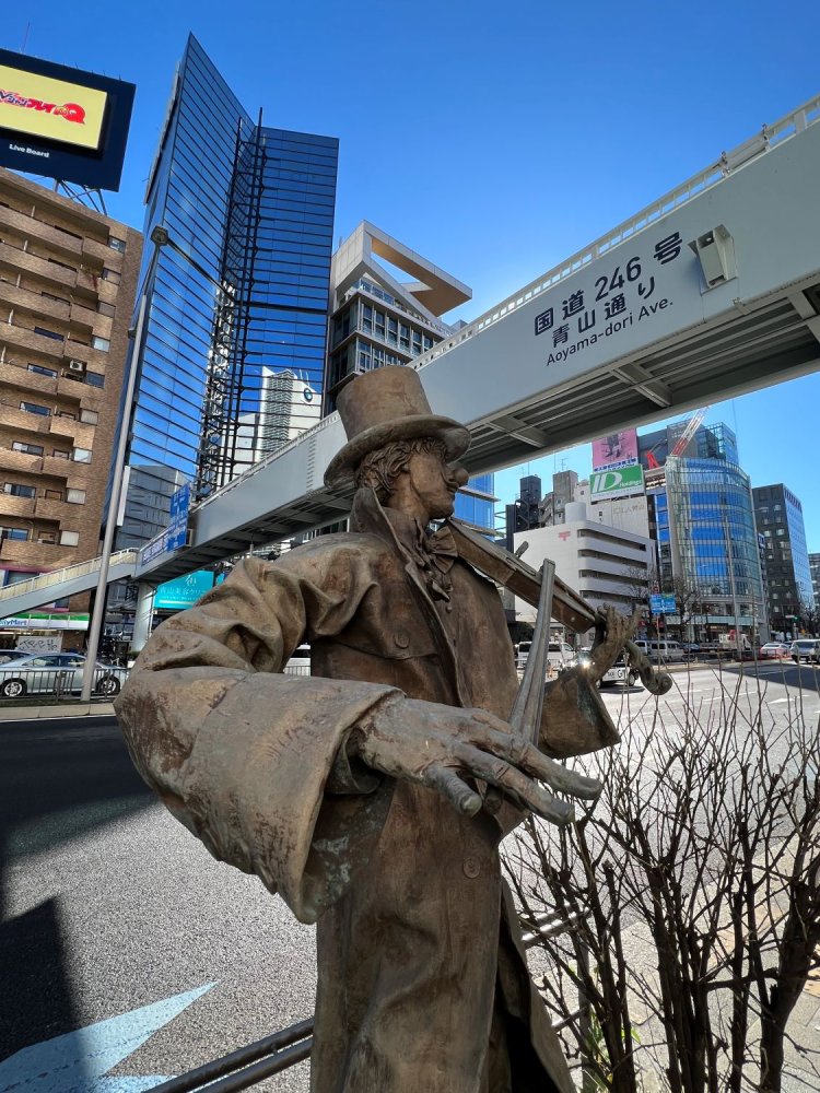 青山通りの道幅は現在の半分程度。都心と渋谷を結ぶ路面電車が走っていた。