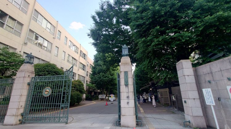 東京女子高等師範学校附属高等女学校は、戦後、お茶の水女子大学附属高校となり現在も同大学構内にある。