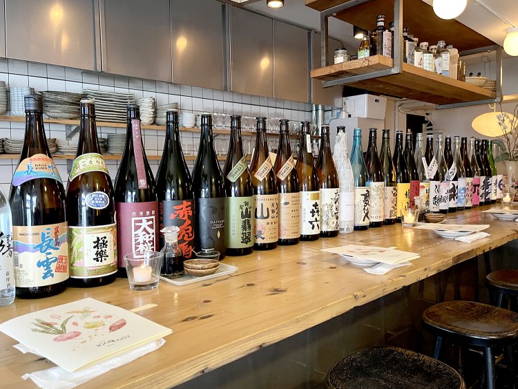 カウンターに並んだ焼酎は“売り切り終了のレアもの”が多く、店の奥にあるものも含め常時30〜50本ほど用意されている。