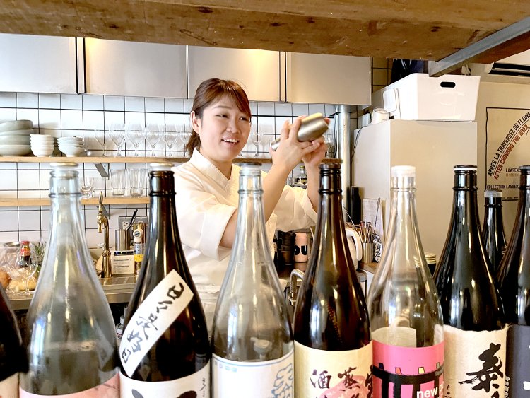 「カウンターを挟みながらお客さんとお酒の話や世間話をするのが好きです」と渡辺さん。