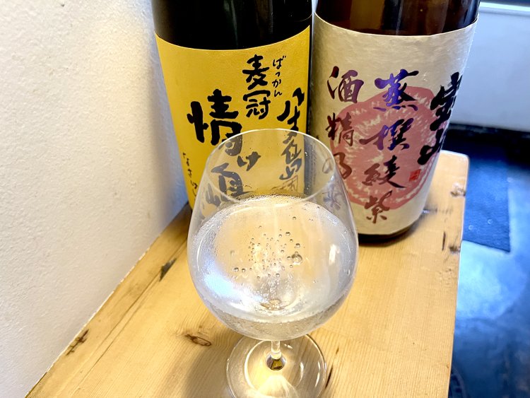 八丈島産の麦焼酎・麦冠 情け嶋680円と鹿児島の芋焼酎・宝山 蒸撰綾紫酒精乃雫750円はソーダ割りに。