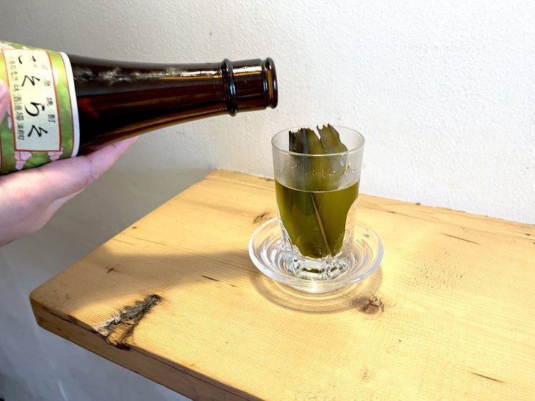 冬場は熱燗でも。熊本の米焼酎・球磨焼酎 極楽650円はなんと昆布入りのお湯割りが飲める（＋50円）。「昆布がやわらかくなったら、かじりながら飲んでください（笑）」。