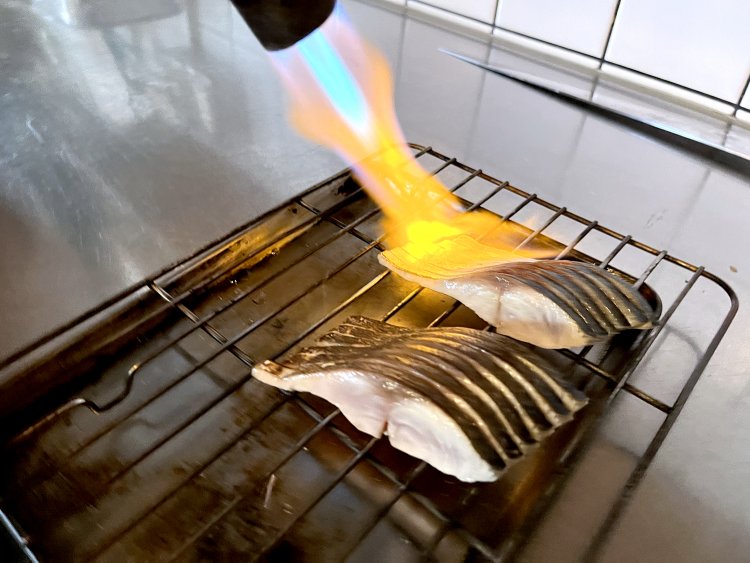 モーレツな火力で一瞬のうちに皮を炙る。