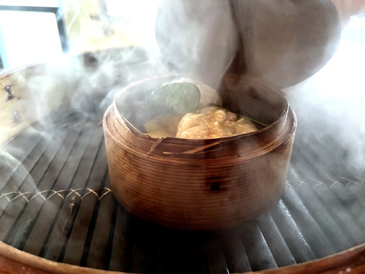 豚バラのブロックと肩肉を丁寧に手切りにし、ホタテやタケノコなどと混ぜた肉だねを包んでいる。旨味たっぷりのジューシーさが魅力。