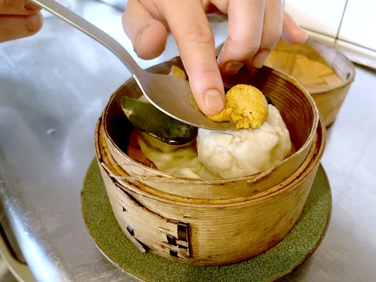 アッツアツの大ぶりな焼売の上に冷え冷えのウニをたっぷりドーン！