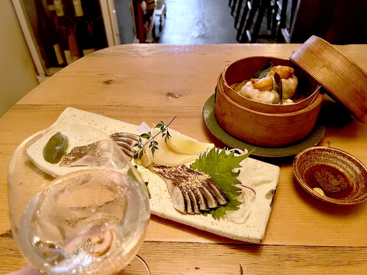 八丈島産の麦焼酎・麦冠 情け嶋のソーダ割りを片手にいただきます。