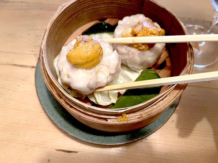 よっぽど口の大きい人だったらひと口でいけそうだけど筆者は自信がないので2口で食べた。