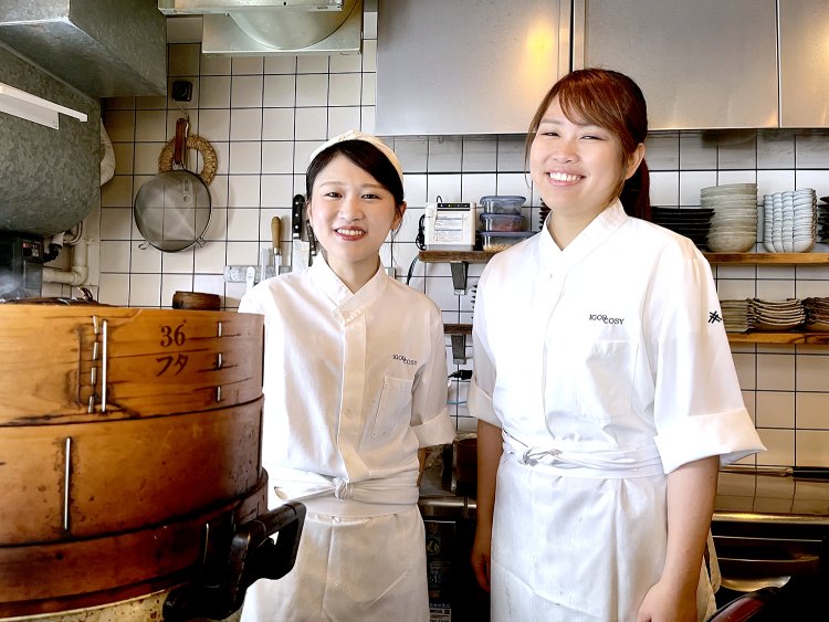 写真左から店長の桜井茜さん、スタッフの渡辺小夏さん。