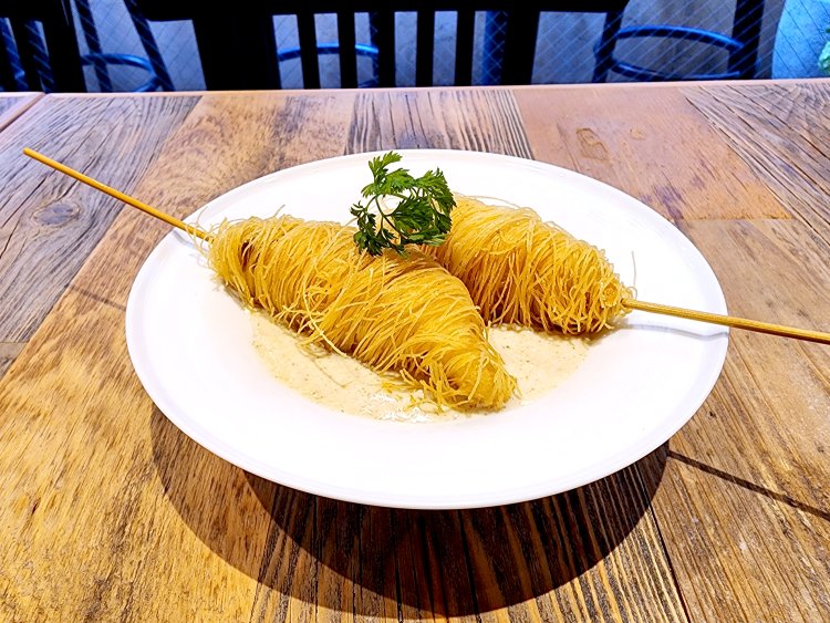 白身魚を生パスタ状のカダイフで巻いて油で揚げる。「油切れがいいのでサクサクになる」と由利さん。