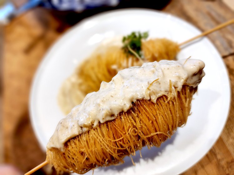マッシュルームとトリュフをベースにしたクリームソースをたっぷりつけていただきます。
