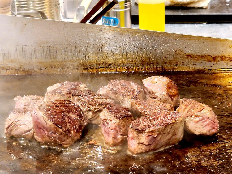 1枚のプランチャ台で肉も魚も野菜も豪快に焼かれる。