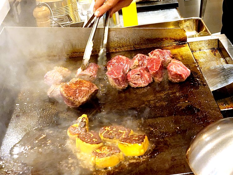 プランチャ台の上でジュウジュウと音をたてる牛ハラミとフォアグラ。