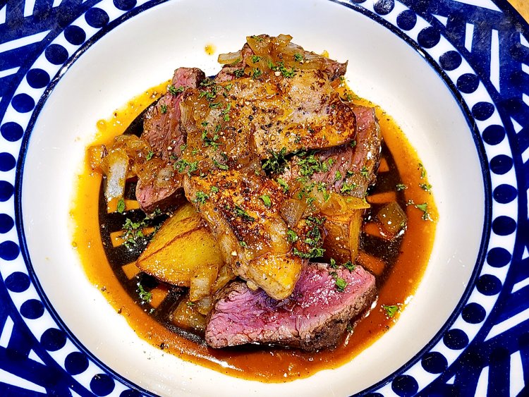 肉汁の旨味と玉ねぎが合わさった味わい深いソースをたっぷりかけて。