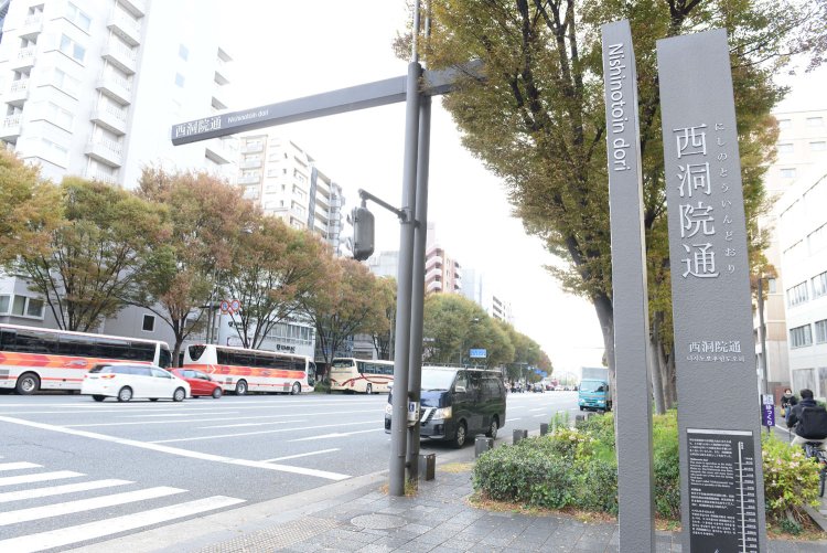 西洞院通の柱には通り名が書かれたプレートがある。