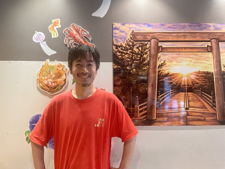 店主の久須美慶次さん。日夜、お客さんが立ち寄りやすい店にするために奮闘する。