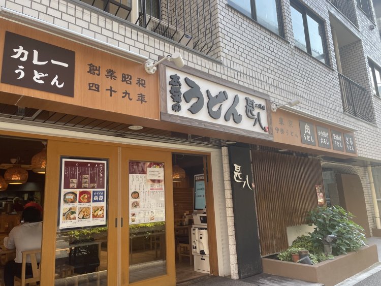 和モダンなたたずまいのお店。ランチどきには、多くのお客さんでにぎわう。