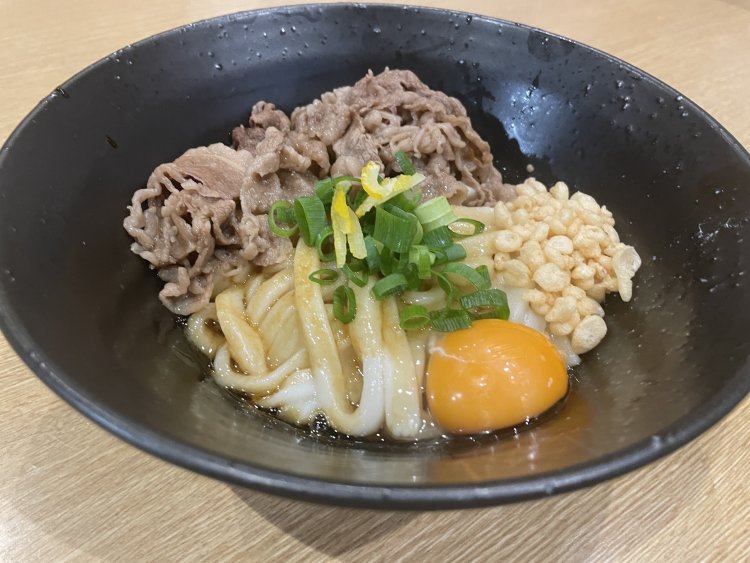 卵と肉をのせた東京伊勢うどん1080円。トッピングはお好みで選べるのがうれしい。
