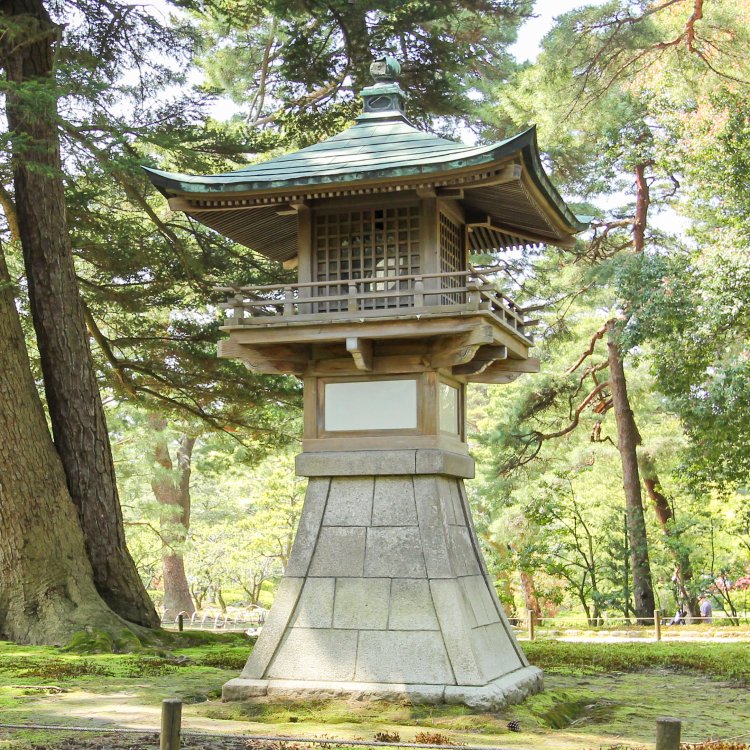 美しい庭園に置かれる、兼六園（石川県金沢市）のラジオ塔。