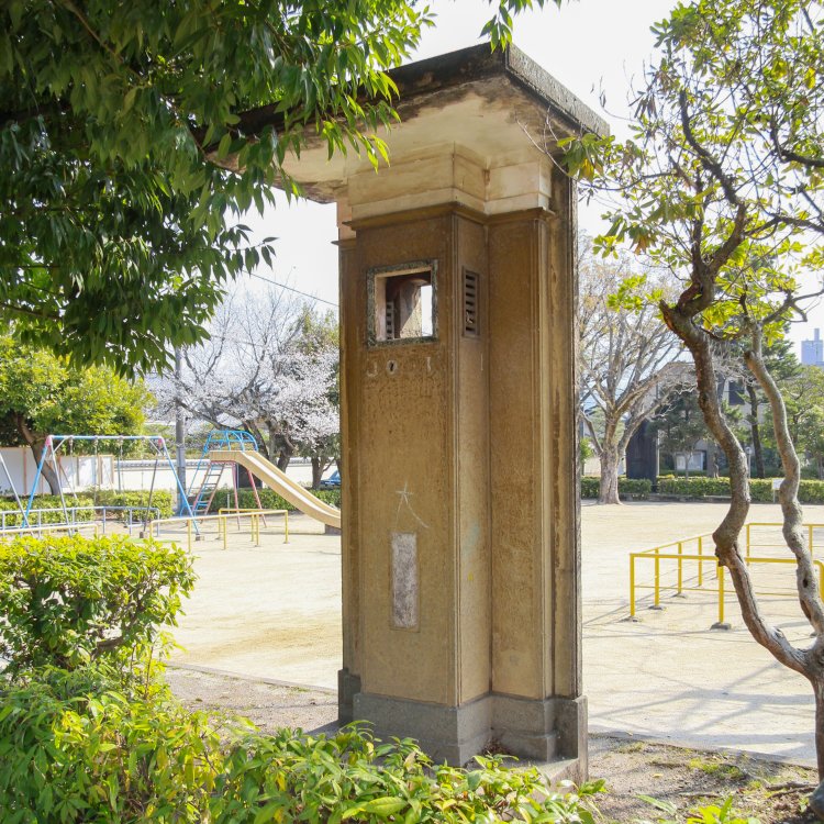 側面から見るとコの字型の形状をした、萩児童公園（京都府京都市左京区）のラジオ塔。
