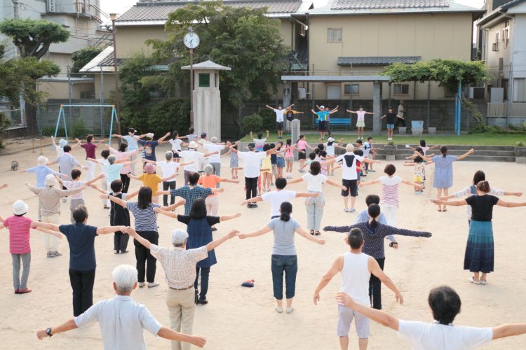 復活後のラジオ体操初日には、100名を超える人たちがラジオ塔の前に集まった。