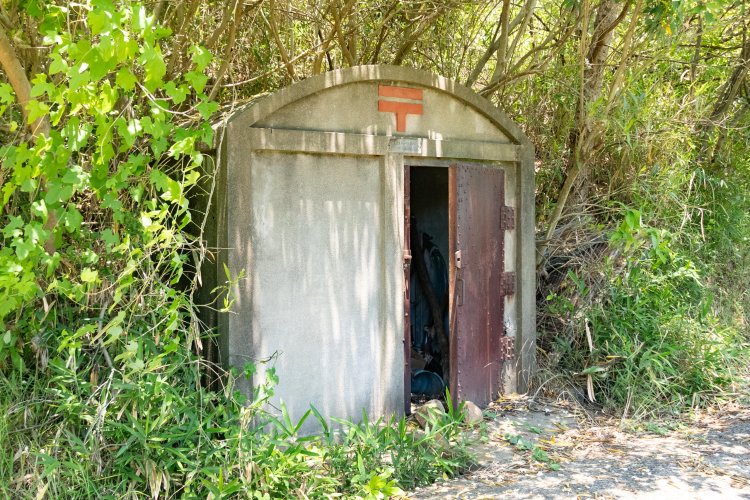 昭和初期、長距離電話のコイルが格納されていた「ケーブルハット」。