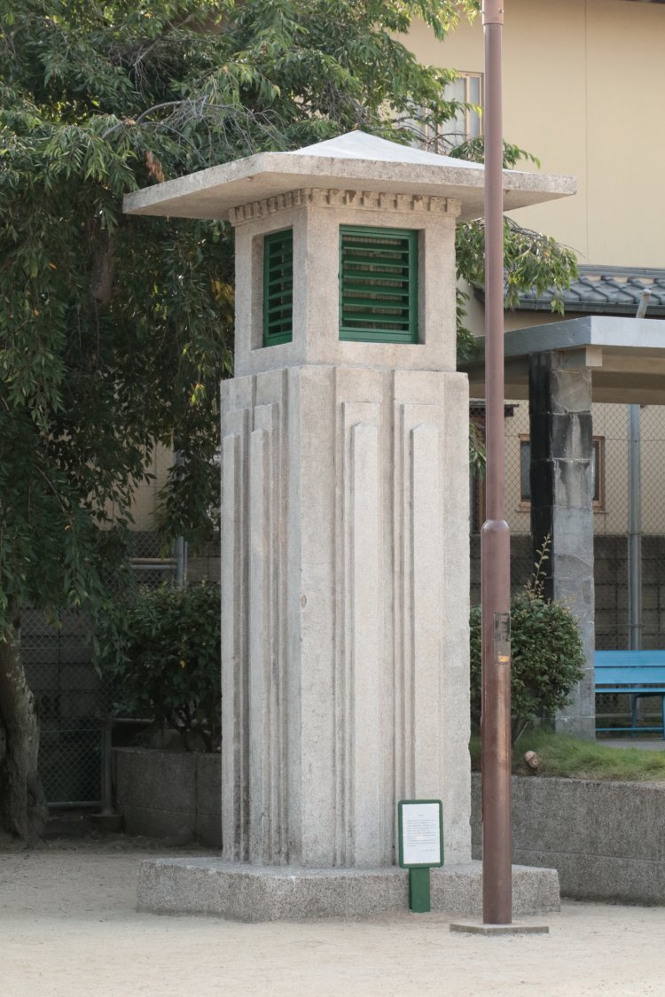 復活後の様子（2016年7月）。緑色の鎧戸が設置され、説明板も設置された。