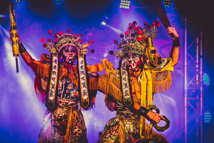 10周年記念特別公演として、「九天民俗技芸団」も登場。