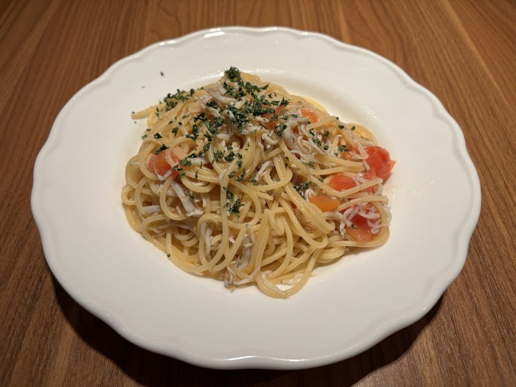 オープン当初から根強い人気メニューの、元祖！シラスとフレッシュトマトのスパゲッティ1000円。