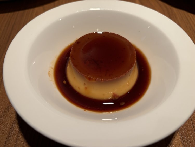 新たな看板メニューとして愛されるカラメルプリン450円。ランチでも提供されている。