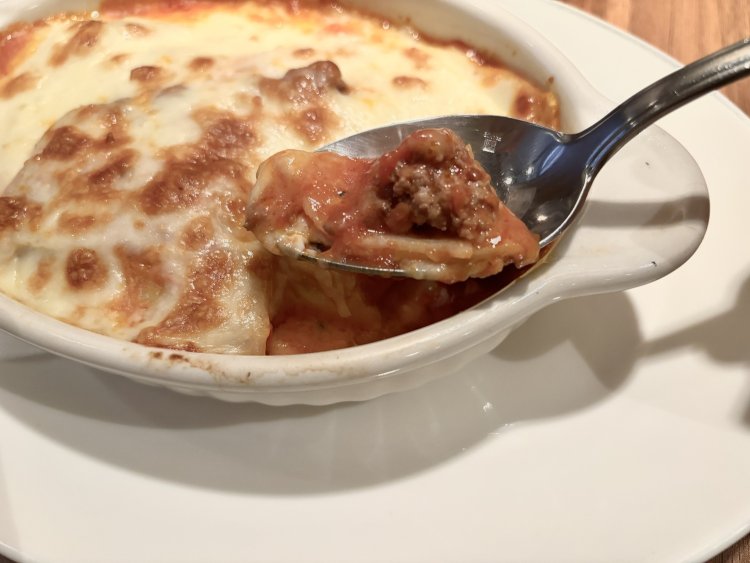 トマトの素材の旨みが生かされたトマトソースとごろっとしたひき肉がおいしいボローニャ風ラザニア1000円。