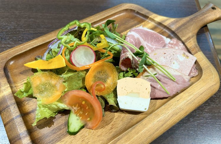 前菜サラダプレート。パストラミ、浅草サラミ、ピスタチオのモルタデッラ、肩ロースなどがのせられている。