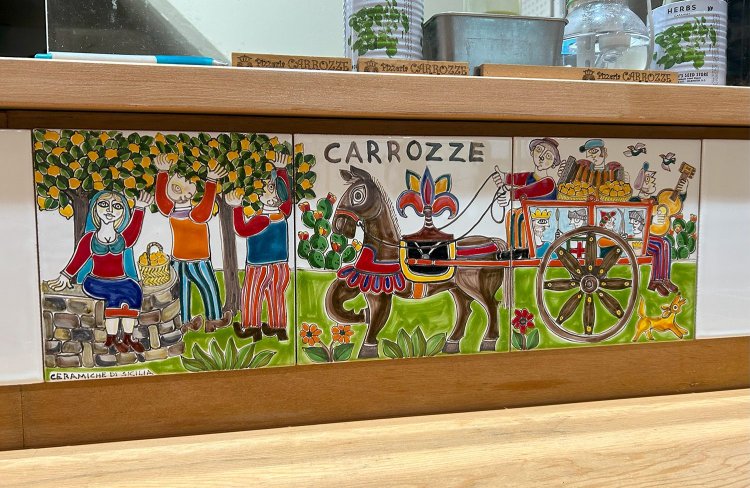輸入されたタイルアート。店名の馬車が描かれている。