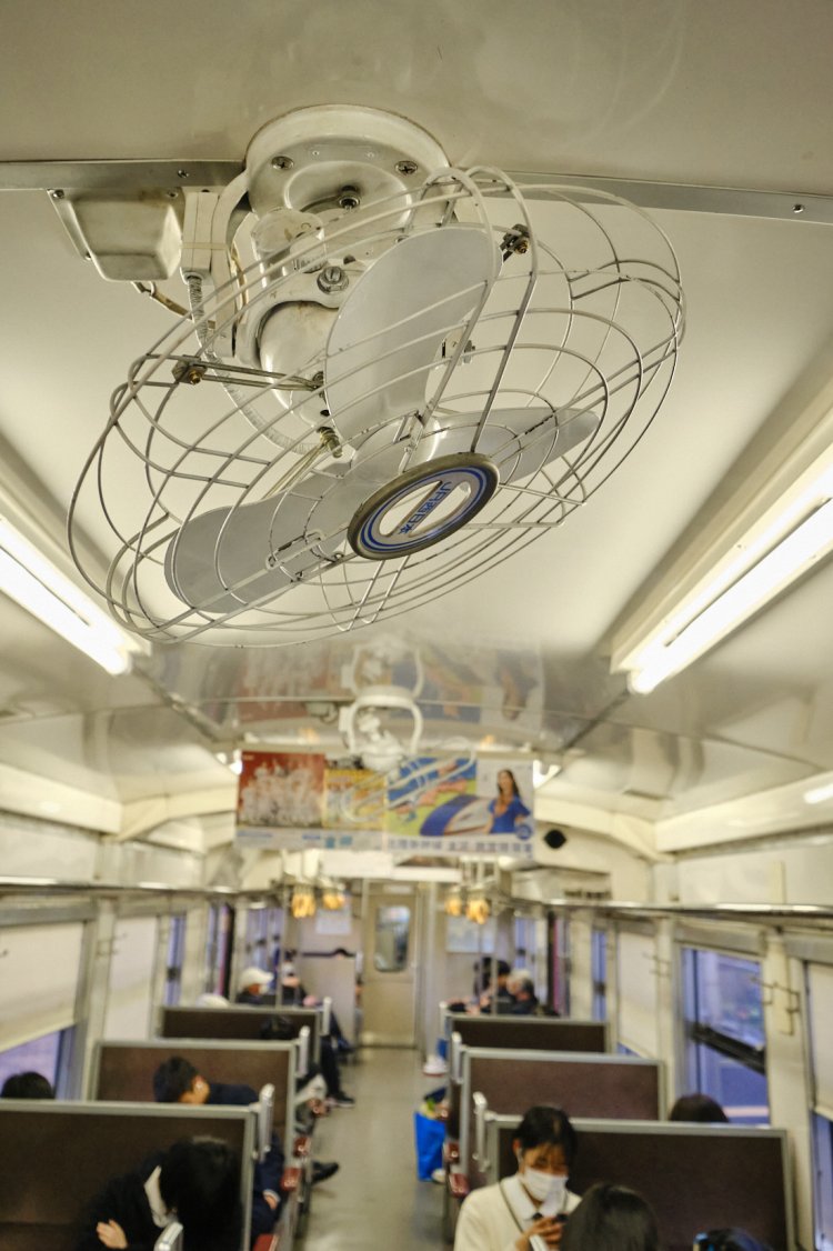 津山線を走るキハ47形の車内。天井には国鉄時代からの扇風機が残る。