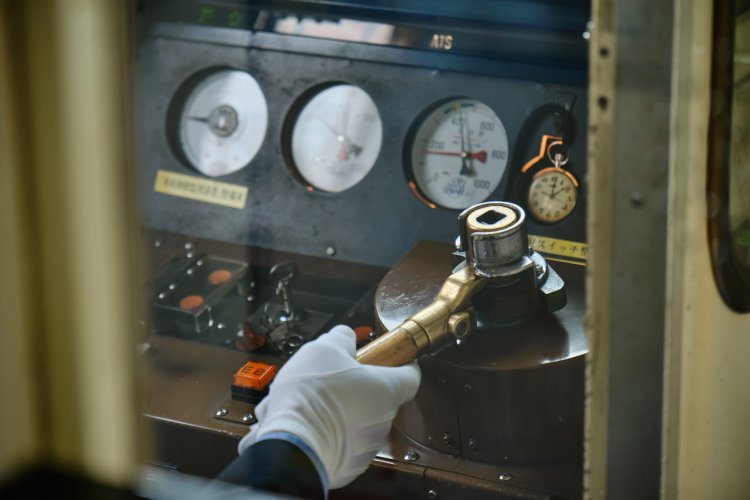 岡山・鳥取県境の山を越える因美線。急坂、急カーブで慎重な運転が続く。