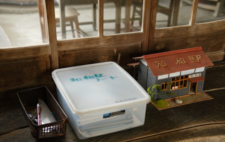 昭和6年（1931）竣工。改修されていないむかしながらの駅舎。昭和初期の小駅舎は鉄道省による標準図をもとに設計された。