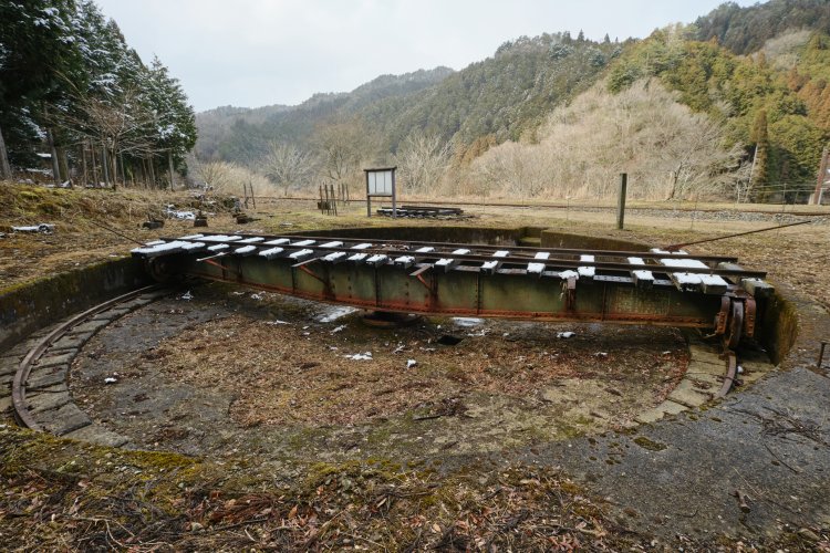 山あいの駅。構内の外れには、ラッセル車などを方向転回した転車台が。土中に埋もれていたものを2007年に有志が掘り起こした。