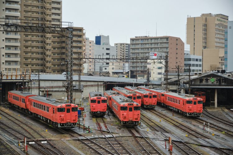 岡山駅の北北東約600mに位置する車両基地（後藤総合車両所岡山気動車支所）。津山線・吉備（きび）線を走る車両が多数集う。