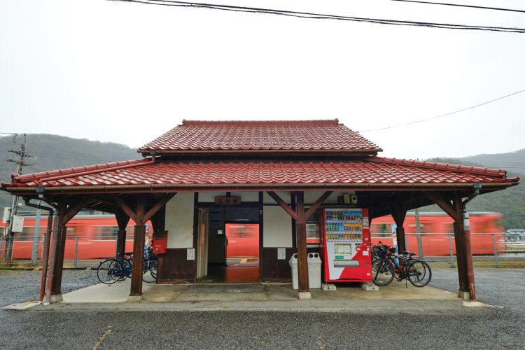 明治31年（1898）に竣工。赤い瓦屋根をのせた駅舎は、待合室部分を残し減築されている。開業時は立派だったに違いない。