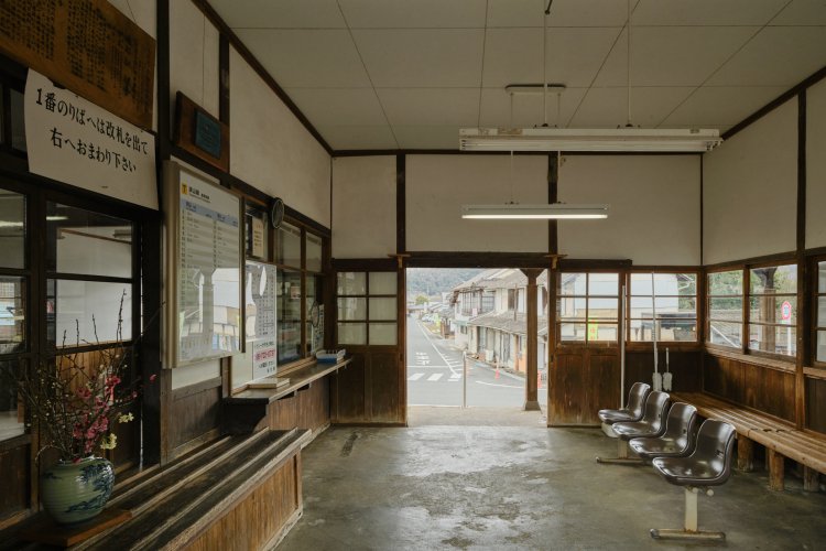 約124年前に建てられた駅舎は若干改修されながらも、開業時の姿を留める。国の有形文化財。