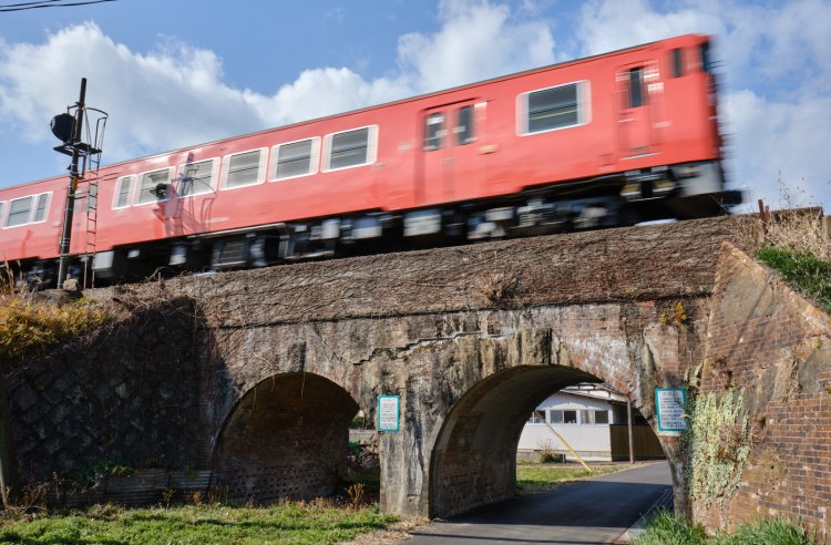 民営の中国鉄道が明治31年（1898）に開業した津山線。町なかにたたずむレンガ積みのアーチ橋が歴史を物語る（福渡〜建部間）。