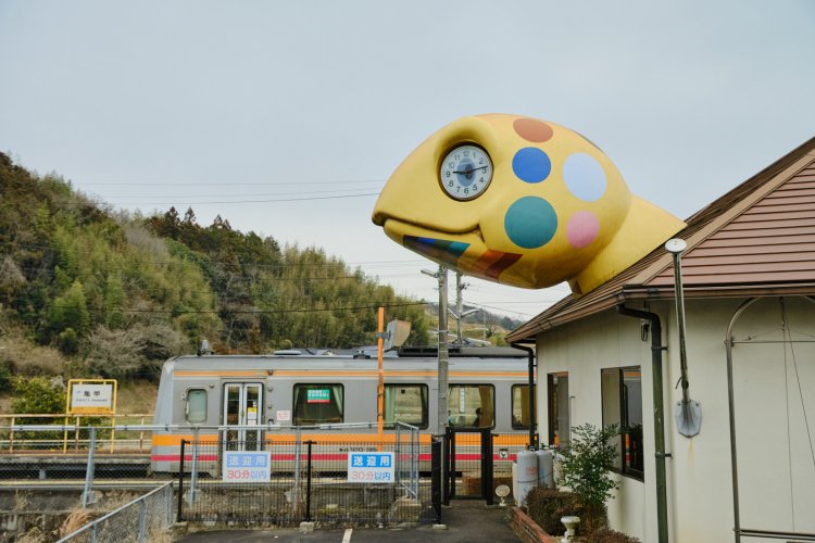 1995年に亀の甲羅をモチーフにした、ユニークな駅舎に改築。目の部分は時計になっている。