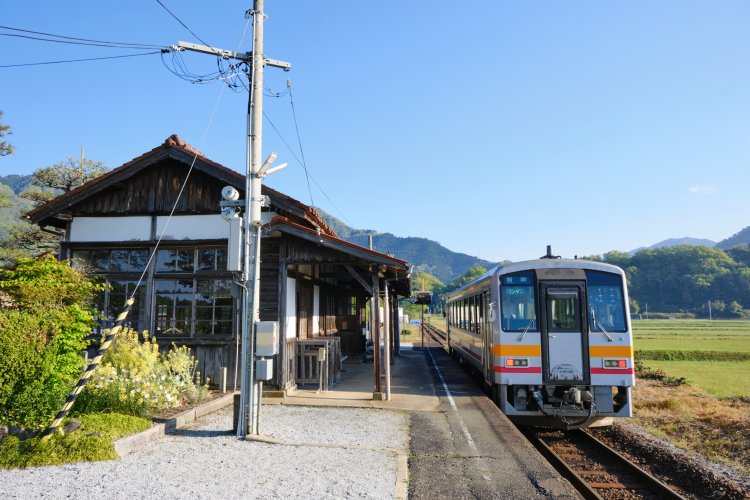 清々しい青空の下、智頭（ちず）へ向かう下り列車が到着。