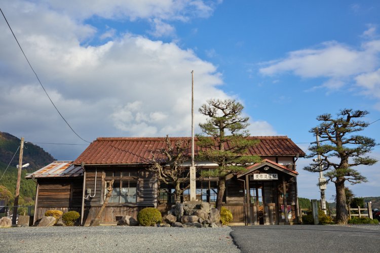 1995年公開の『男はつらいよ』シリーズ第48作のロケ地に選ばれ、ファーストシーンに登場。国の登録有形文化財。