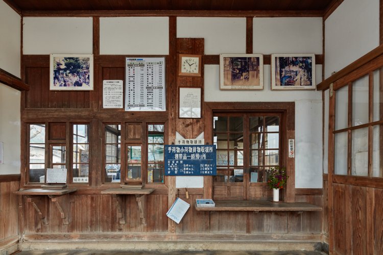 駅の外観、内部とも昭和3年（1928）の竣工当時から変わらず、時間の流れが止まったようだ。