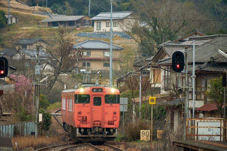 亀甲（かめのこう）駅に入るキハ47形。朱一色の塗装はタラコ色と呼ばれる。