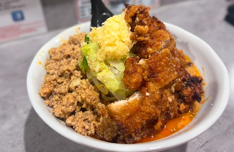 旨辛味噌ラーメンDXはそのボリューム感に圧倒される。