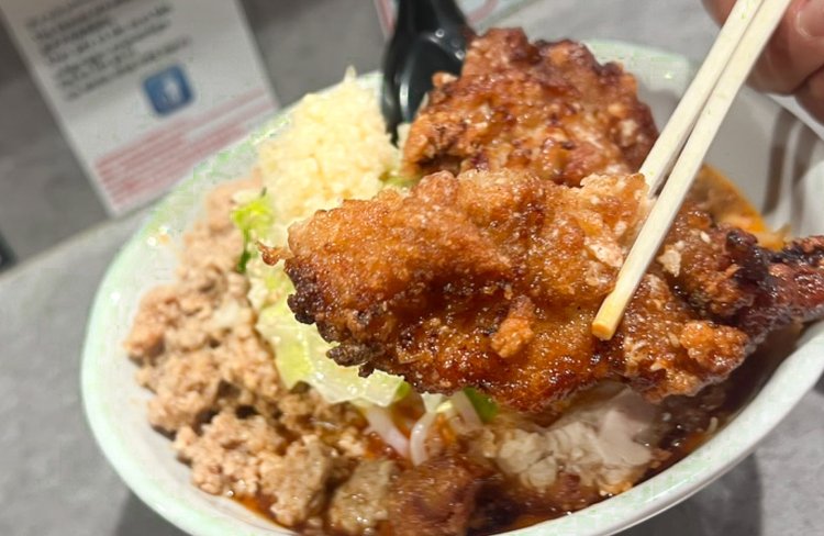 揚げたての唐揚げはサックサクでジューシー。